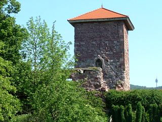 Bergfried (Nordseite) mit Palas