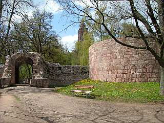 Unterburg Eingangstor und Bergfried
