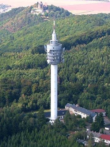 Fernsehturm Kulpenberg Gesamtansicht (im Hintergrund Ruine Rothenburg)