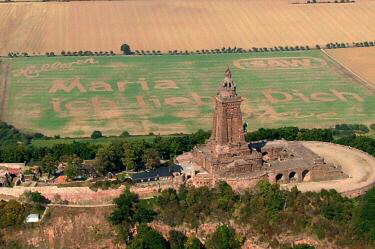 "Liebesgre in XXL"  mit Kyffhuserdenkmal im August 2008