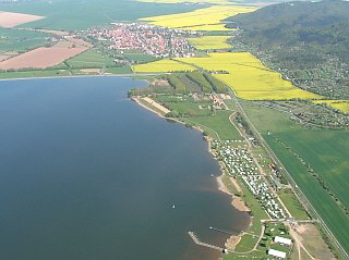 Stausee Kelbra mit Strandbad (rechts), im Hintergrund: Kelbra un der Kyffhuser